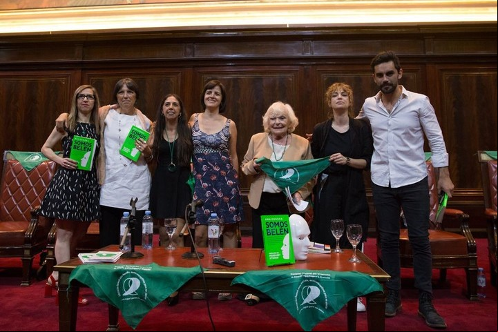 Ana Correa presentó el libro en noviembre de 2019 acompañada por la abogada de Belén, Soledad Deza; la decana de las letradas feministas Nelly Minyersky, la periodista Ingrid Beck y el actor Gonzalo Heredia, la actriz Dolores Fonzi y Claudia Piñeiro. Foto: Archivo Clarín