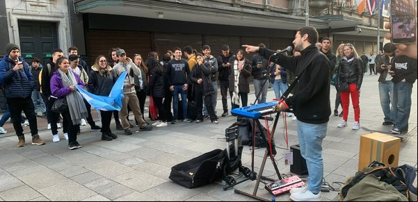 Fue a Dublín a aprender inglés y ahora toca música en sus calles