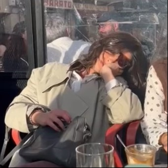 Se quedó dormida en un bar y al despertar estaba rodeada de desconocidos y con una enorme cuenta a pagar