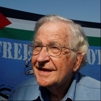 Confirman que Noam Chomsky está internado en Brasil y que sufrió un ACV hace un año