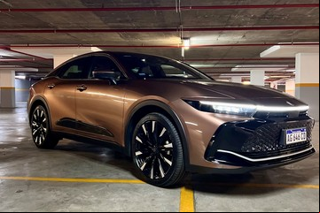 Cómo es el Crown, el nuevo auto de alta gama con tres motores de Toyota para Argentina