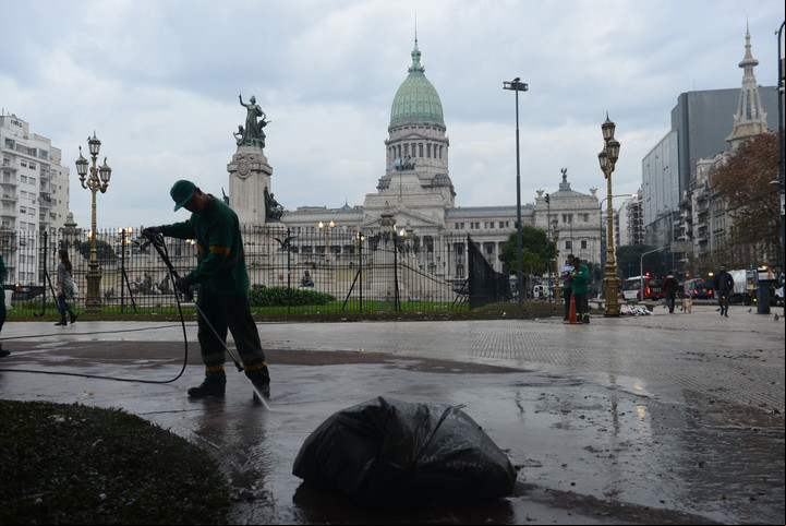 Durante varias horas, cuadrillas del Gobierno porteño trabajan para restaurar y limpiar la zona. Foto: Luciano Thieberger.