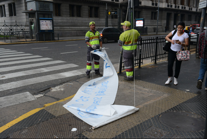 El día después: limpieza y destrozos. Foto: Luciano Thieberger