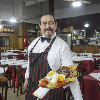 En San Telmo, el bodegón de 1930 con ambiente y mozos de "antes", carnes a la parrilla y guisos suculentos