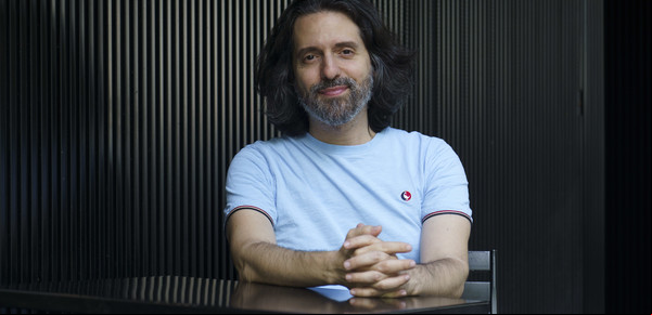 Andrés Neuman, el padre devenido en discípulo de su bebé