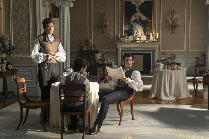 El actor británico Jonathan Bailey (sentado, con el diario) alcanzó la fama internacional como el vizconde Anthony en "Bridgerton".