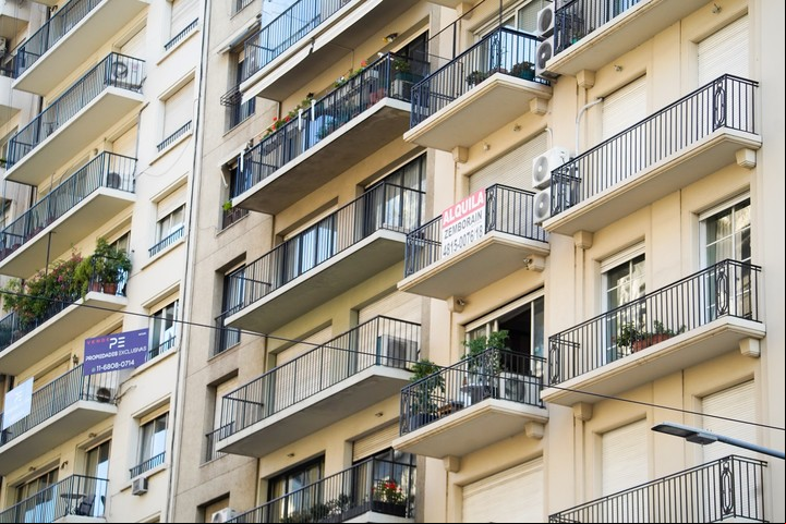 14-04 oferta de alquileres en Palermo. edificios y carteles. foto: Andres D'Elia