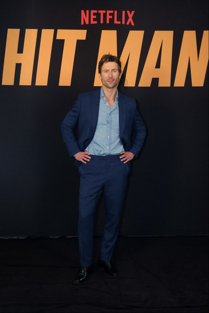 Glen Powell posando para "Hit Man", que en la Argentina se llamará "Cómplices del engaño". La protagoniza y también la coescribió.