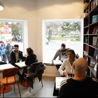 Con vinos, con talleres o con música, tres librerías que se animan a más