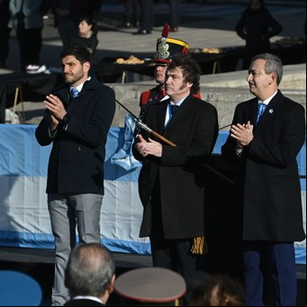 Acto del Día de la Bandera: Pullaro le reclamó obras a Milei y el intendente de Rosario fue silbado por los libertarios