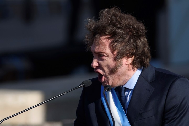 Javier Milei durante su discurso en el Monumento a la Bandera en Rosario. Foto: EFE