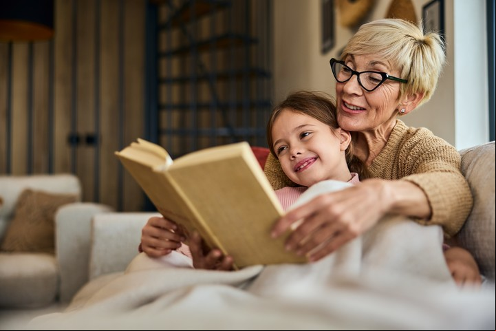 En muchas culturas indígenas y rurales las abuelas son las guardianas de la lengua y las tradiciones. Foto ilustración Shutterstock.