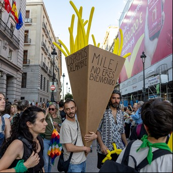 Javier Milei, en España: protesta de feministas semidesnudas, un cono gigante de papas fritas, un Conan gigante y una gran ovación en el balcón