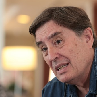 El poeta español Luis García Montero ganó el Premio Carlos Fuentes 2024