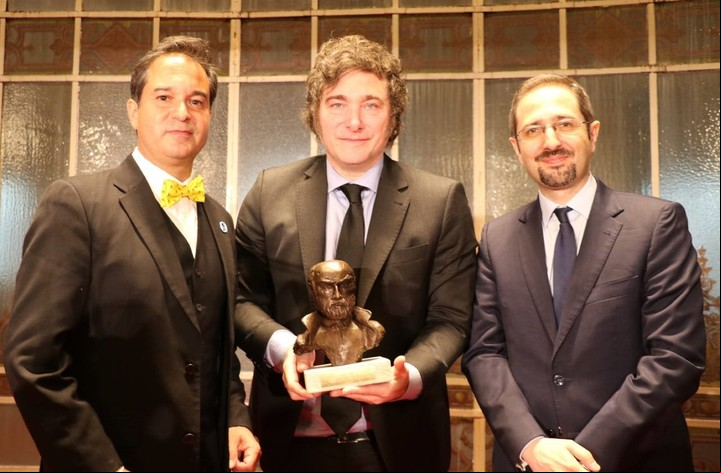 Javier Milei con el premio Instituto Juan de Mariana 2024, en Madrid.