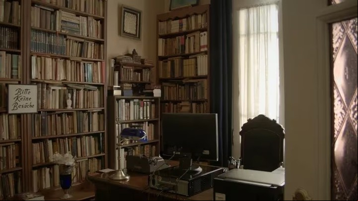 Escritorio y biblioteca de Abelardo Castillo que aparece en el documental.