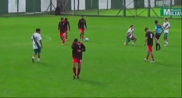 Bastian Demichelis, el hijo de Martín, se va de la cancha tras ser expulsado.