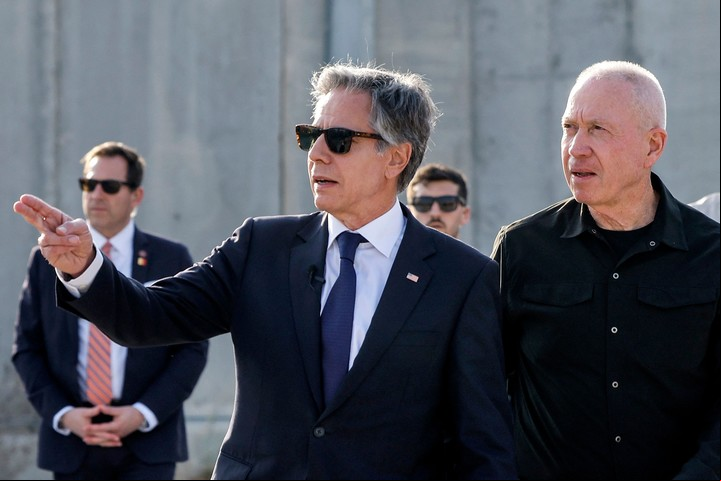 Antony Blinken junto al Ministro de Defensa israelí, Yoav Gallant. Foto: Evelyn Hockstein / AFP