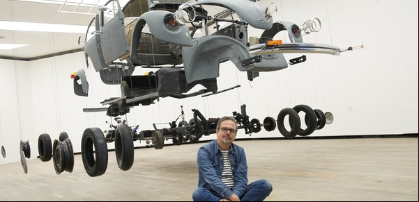 Damián Ortega y su memorial vivo a un dinosaurio automotriz