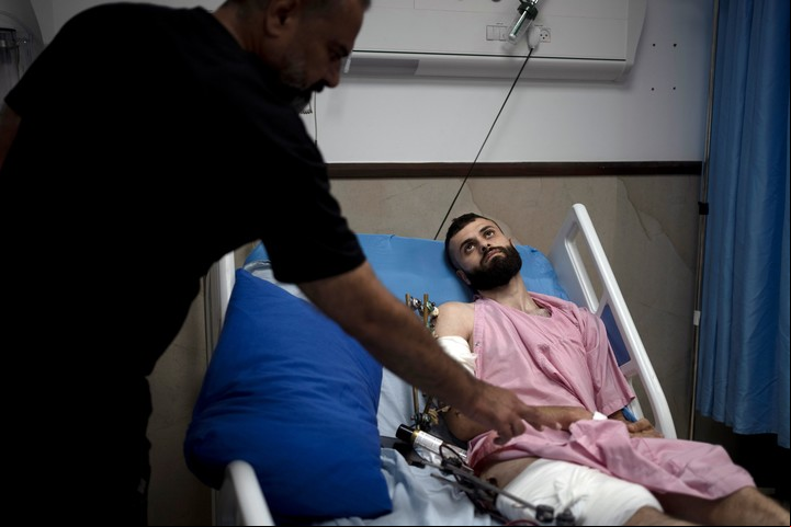 Raed Abadi (izq.) habla con su hijo, Mujahid. Foto: AP
