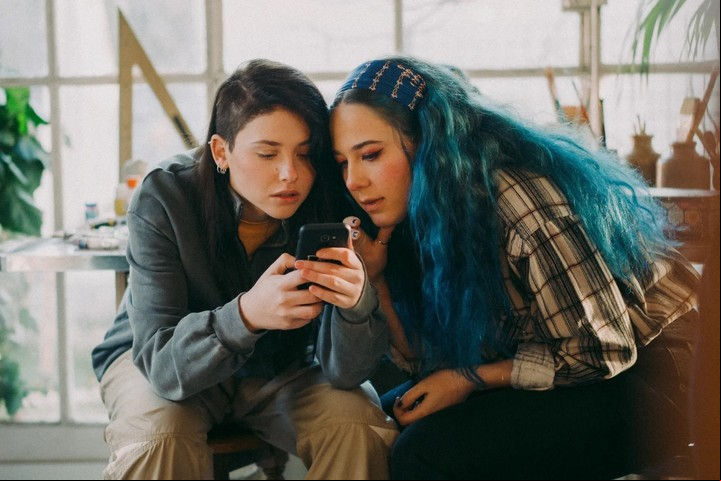 La historia sigue a Alma, Greta y Nata, amigas desde la infancia que ahora enfrentan los desafíos de la adolescencia.
