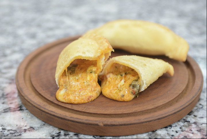 La empanadas de panceta, morrón, muzzarella y verdeo de El Vasquito. Foto: Constanza Niscovolos.