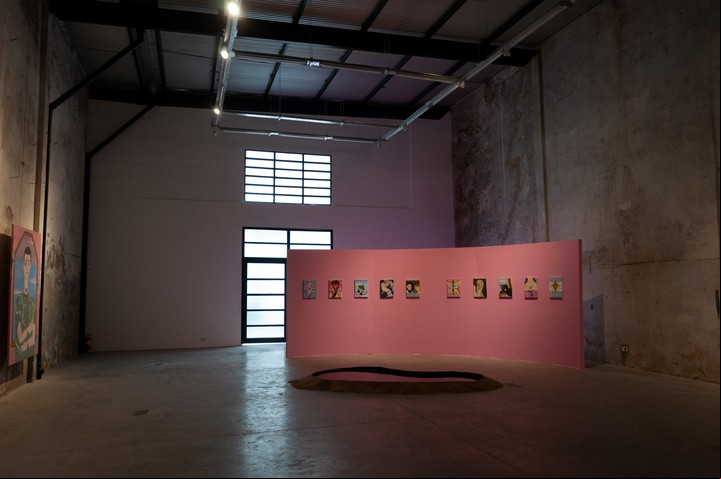 La muestra está organizada junto a la galería Grasa. 