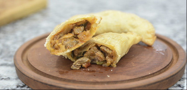 En Caballito, el local de empanadas fritas famoso por su secreto para que salgan siempre livianas, sequitas y crocantes