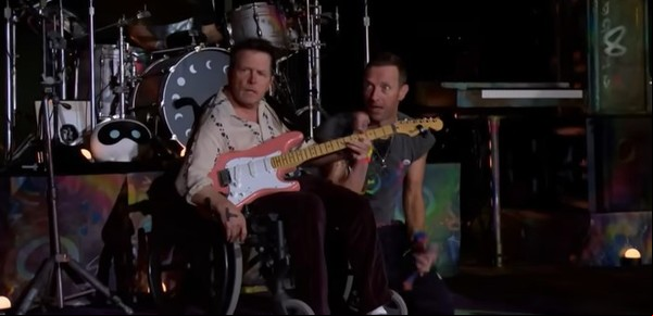 Michael J. Fox apareció en un show de Coldplay y emocionó al mundo: el video del momento