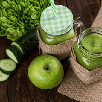 ¿Qué beneficios tiene tomar zumo de manzana?                                                                 