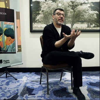 Alberto Fuguet: "Cuando hay opresión hay que crear ese espacio de libertad a tu manera"