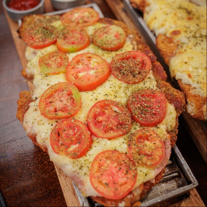 Las milanesas para compartir del nuevo Arde en Villa Urquiza.