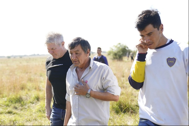 La recorrida del abogado Fernando Burlando con el papá y un hermano de Loan camino al naranjal donde lo vieron última vez al nene de 5 años. Foto Fernando de la Orden.
02-07-2024 FTP CLARIN _FER6703_1.JPG Z DelaOrden