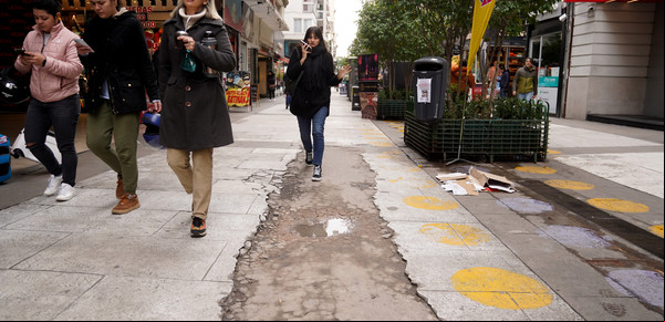 Florida en alerta: la peatonal que es un termómetro del país y donde la ropa es más cara que en Europa