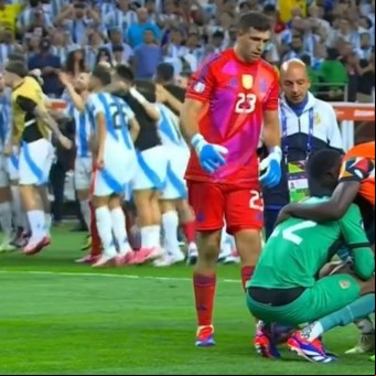 El gesto de Dibu Martínez con el arquero de Ecuador tras la victoria por penales de la Selección Argentina