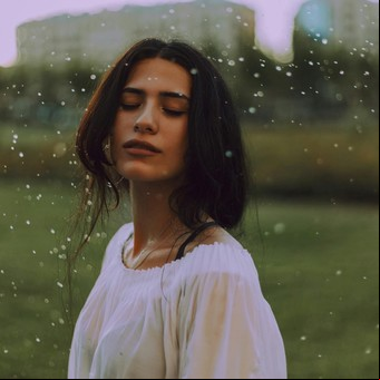 Cómo atraer la felicidad y el amor con agua de lluvia, según la espiritualidad