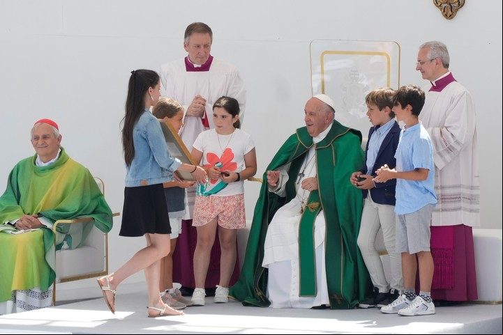 Francisco recibió regalos de varios chicos durante su visita al norte italiano. (Reuter)