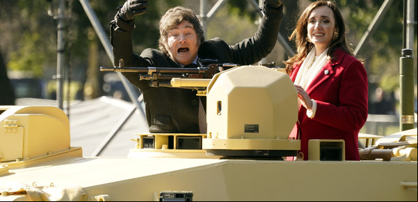 Desfile militar por el 9 de Julio: Javier Milei y Victoria Villarruel se subieron a un tanque del Ejército y recorrieron un tramo por Avenida del Libertador