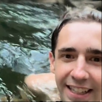 Estaba en una selva, se tiró al agua y descubrió un peligro oculto 