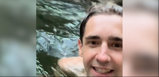 Estaba en una selva, se tiró al agua y descubrió un peligro oculto