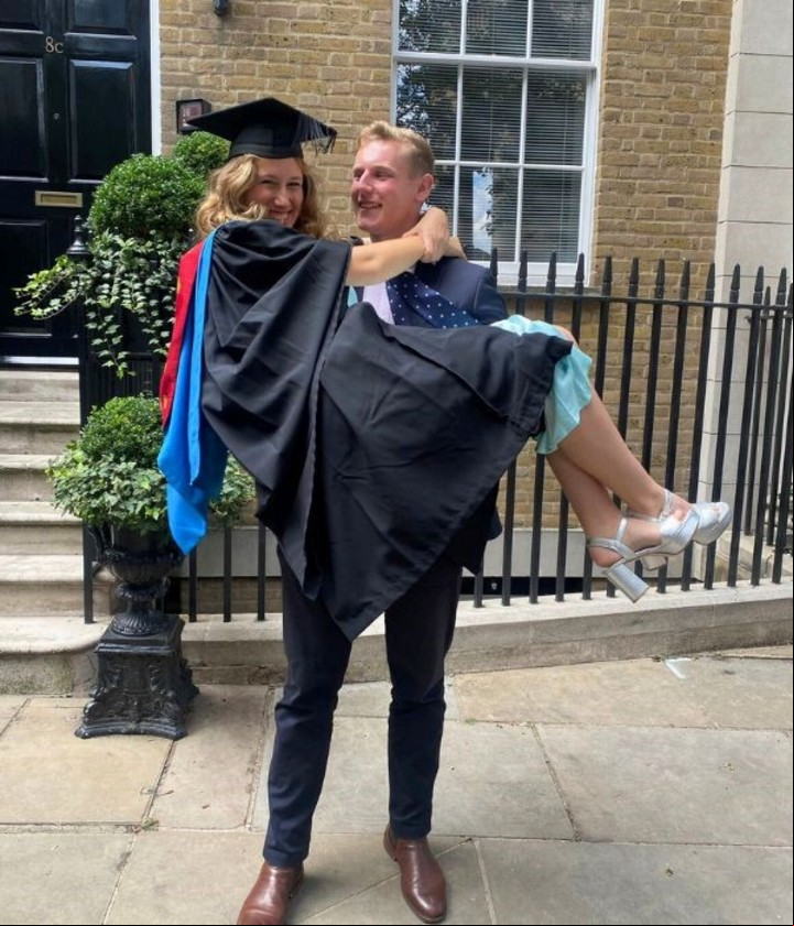 Londres. La argentina junto a su pareja en su festejo de graduación. Foto: @danatoucedo, Instagram.
