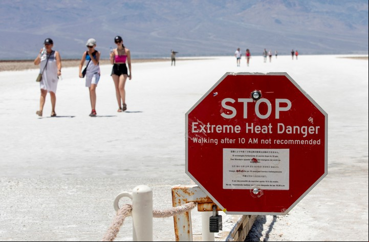 "Pare. Peligro de calor extremo". Un cartel en el Valle de la Muerte, el lugar más caluroso del mundo. Foto: Daniel Jacobi II/Las Vegas Review-Journal via AP