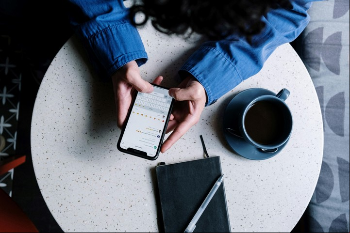 Exponer la vida en redes sociales, según la psicología. Foto: pexels.