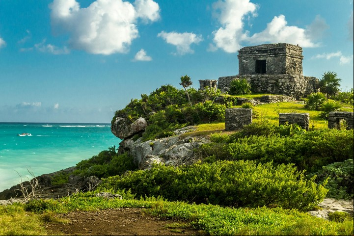 Es la zona turística de México, está situada en la costa del mar Caribe.