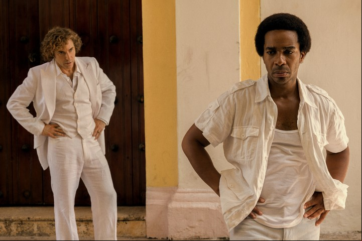 Alessandro Nivola y André Holland en "The Big Cigar". AppleTV+