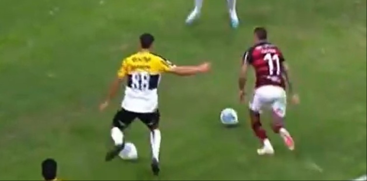 Brasil: un defensor pateó una segunda pelota para evitar un gol de Flamengo y provocó un fallo arbitral pocas veces visto
