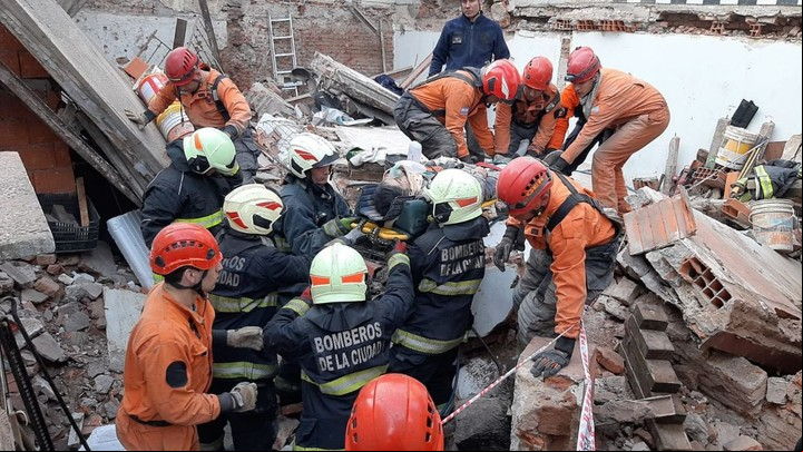Rescataron al obrero que estuvo atrapado 4 horas bajo los escombros en Belgrano. Foto: Gcba
