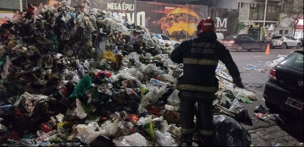 En medio del conflicto con la Ciudad, una empresa de recolección de basura adujo un incendio en un camión y tiró su carga sobre una avenida