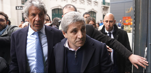 Luis Caputo anunció el cierre de un ente encargado del  al agua potable: la dura respuesta de los empleados