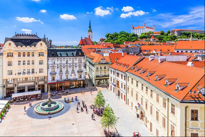 La céntrica plaza Hlavne Namaastie, en el casco antiguo. Foto Shutterstock
